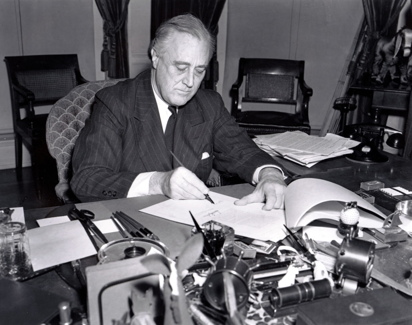 1942: Executive Order 9066